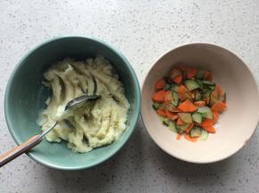 黄瓜胡萝卜片加一点盐腌制以去除多余的水分，土豆撒一点水放微波炉高火加热10分钟左右，用勺子压成土豆泥。