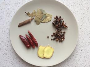 准备适量干辣椒、花椒、八角、桂皮和香叶，生姜切片。