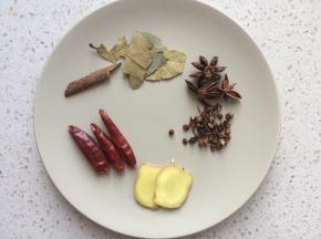 准备适量干辣椒、花椒、八角、桂皮和香叶，生姜切片。