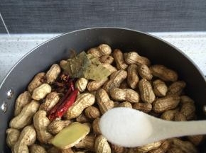 将所有材料下锅，加入没过材料约一倍的水，加入足量食盐。