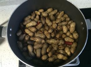 盖上锅盖，大火烧开后转小火煮40分钟后关火。