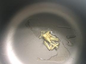 锅中下少许油爆香姜丝。