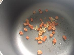 下入虾干炒出香味。