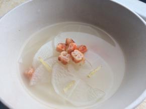 出锅前加适量盐调味即可。