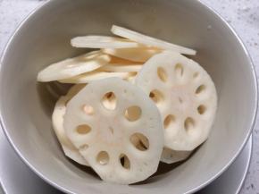 莲藕去皮切薄片