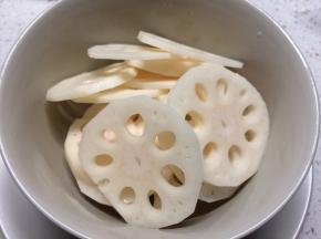 莲藕去皮切薄片