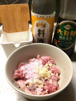 肉末加洋葱末、蒜末、盐、料酒、生抽搅拌均匀腌制10分钟。