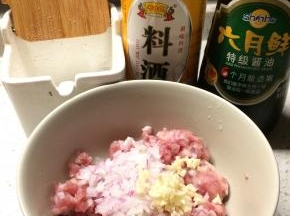 肉末加洋葱末、蒜末、盐、料酒、生抽搅拌均匀腌制10分钟。