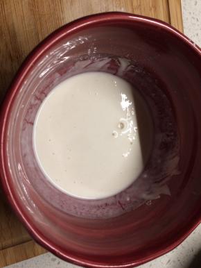 将面粉和糯米粉以一比一的比例混合，加入适量无铝泡打粉，用清水调成稠稠的面糊静置备用。