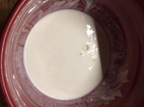 将面粉和糯米粉以一比一的比例混合，加入适量无铝泡打粉，用清水调成稠稠的面糊静置备用。