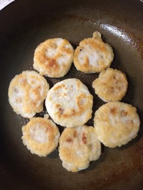 朝下一面煎至金黄后翻面继续小火将另一面也煎至金黄即可