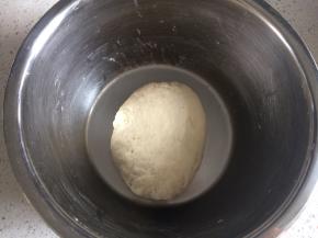 温水里加一点盐，加入面粉中和成光滑的面团，盖上盖子醒30分钟。在这期间可以切些蒜末备用。