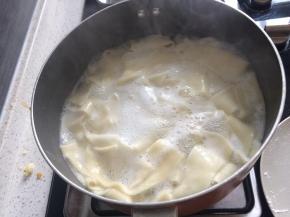 将面片轻轻拉长成合适厚度的面条，下入煮沸的水中煮2-3分钟。