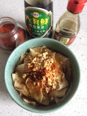 捞出面条，依次在面条顶上加入一勺生抽、一勺陈醋、蒜末、辣椒粉、适量盐，热一勺油，浇在所有材料顶端