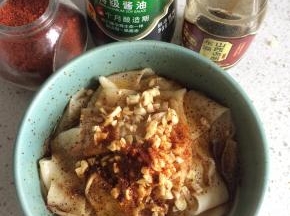 捞出面条，依次在面条顶上加入一勺生抽、一勺陈醋、蒜末、辣椒粉、适量盐，热一勺油，浇在所有材料顶端