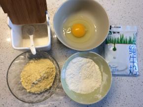 准备好所需的材料，鸡蛋打散