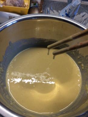 加入牛奶和白糖搅拌至白糖全部融化，加入玉米粉和面粉混合成液态流动状的面糊。