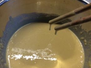 加入牛奶和白糖搅拌至白糖全部融化，加入玉米粉和面粉混合成液态流动状的面糊。