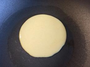 锅微热，刷一层薄油，用勺子舀一勺面糊从约30厘米高处对着锅中心倒下去，面糊会自然形成一个圆形。
