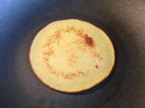 待一面煎至边缘金黄即可翻面。