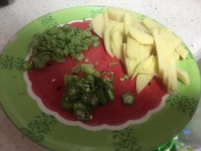 将土豆剥皮，切片，切好配料豆角、杭椒等