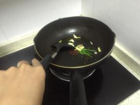 向锅里倒入少量的油，加入葱姜蒜爆香