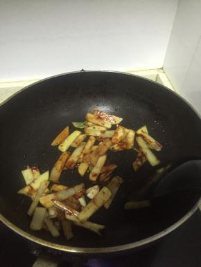 加入海鲜酱，继续翻炒