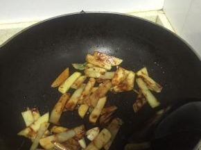 加入海鲜酱，继续翻炒