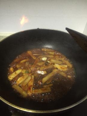 加入少量水，使得土豆软糯