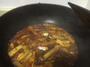 加入少量水，使得土豆软糯