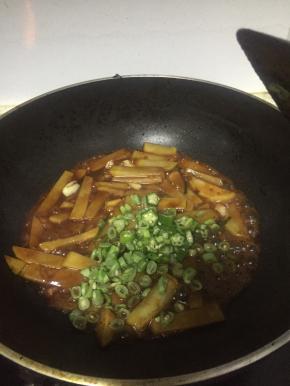 加入配菜、少许盐、料酒、醋，继续翻炒。