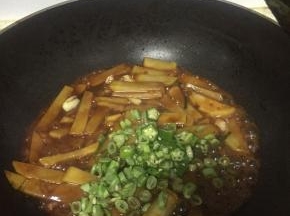 加入配菜、少许盐、料酒、醋，继续翻炒。
