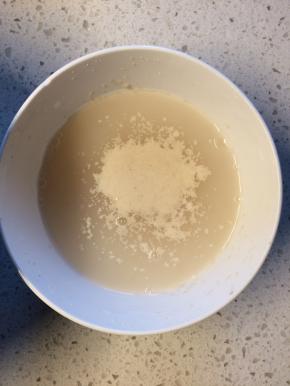 适量酵母加温水静置10分钟备用。