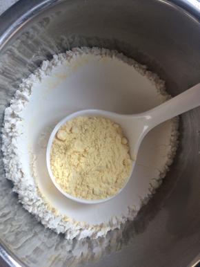 玉米面和普通面粉以一比三的比例混合均匀。