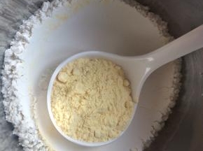 玉米面和普通面粉以一比三的比例混合均匀。