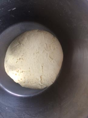 酵母水加入面粉中揉成光滑的面团，盖上湿布放温暖处发酵。