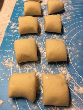 揉好的面团搓成长条，切成大小一致的剂子。