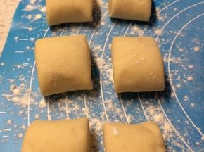 揉好的面团搓成长条，切成大小一致的剂子。