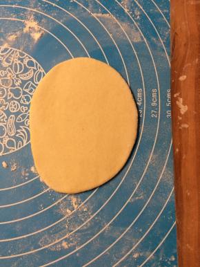 将小剂子揉圆擀开成椭圆形。