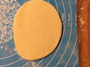 将小剂子揉圆擀开成椭圆形。