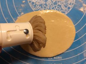 用刷子刷一层薄油。