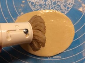 用刷子刷一层薄油。