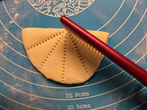 面片对折，用干净的梳子压出荷叶的纹路。