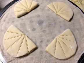 做好的荷叶饼放温暖处或蒸锅里二次发酵15分钟。