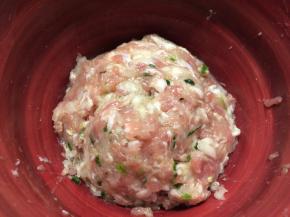 洋葱、香葱切成碎末，加入猪肉糜中，加盐、料酒、生抽顺着一个方向搅匀备用。