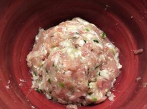 洋葱、香葱切成碎末，加入猪肉糜中，加盐、料酒、生抽顺着一个方向搅匀备用。