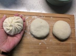 像包包子一样捏好，收口向下放在案板上。