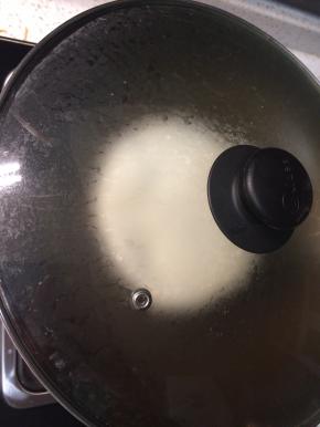 平底锅刷一层薄油，热后转小火放入饼胚，马上用手轻轻压扁，注意不要压得太薄。饼子压平后迅速倒几滴水在锅里，然后马上盖上锅盖。