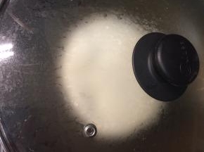 平底锅刷一层薄油，热后转小火放入饼胚，马上用手轻轻压扁，注意不要压得太薄。饼子压平后迅速倒几滴水在锅里，然后马上盖上锅盖。