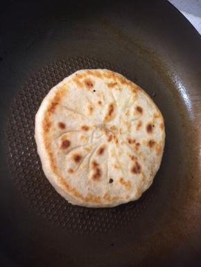 大概3分钟后馅饼底部变成金黄色，翻面盖上锅盖继续烙至另一面也成金黄色即可出锅。